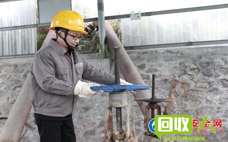 废铁再生——记一名气割工人的工作与生活 武汉废铁气割工人