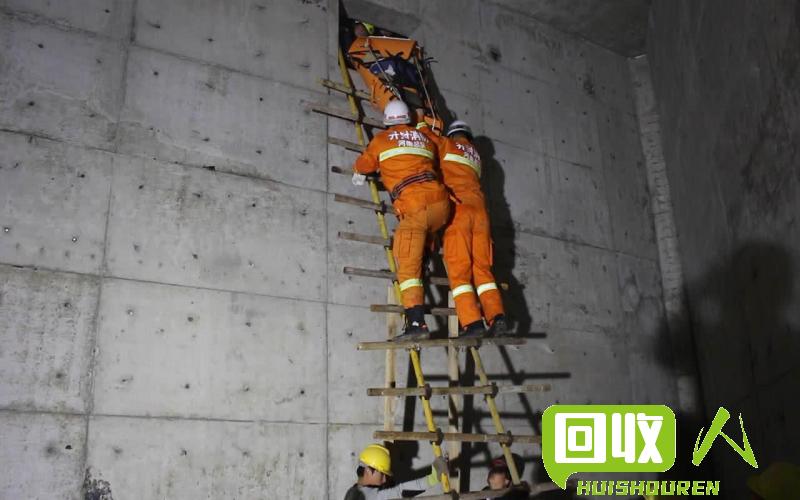 云南废铁加工业：气割工人的生命与尊严 云南废铁气割工人