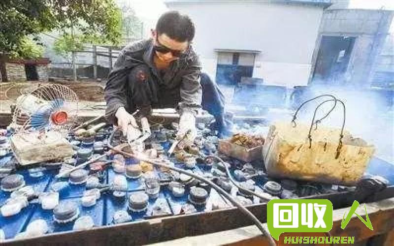 废旧电瓶壳回收价值及环境影响 废旧电瓶壳多少钱一吨